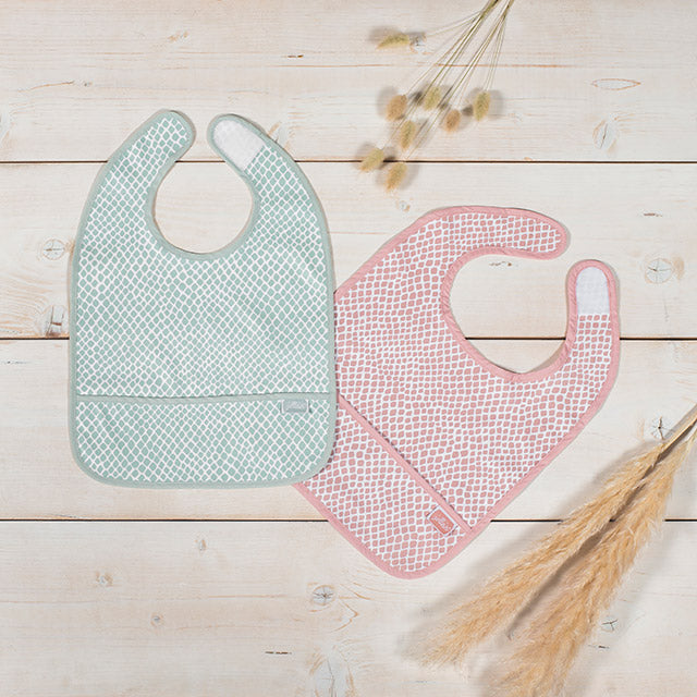 Babete Impermeável com Fecho em Velcro e Tabuleiro Recolhedor