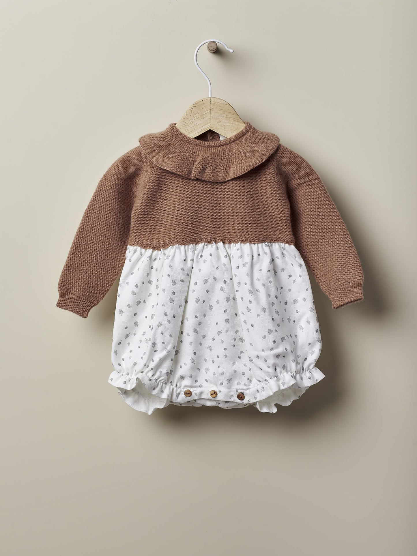 Fofo de manga comprida com folhas delicadas