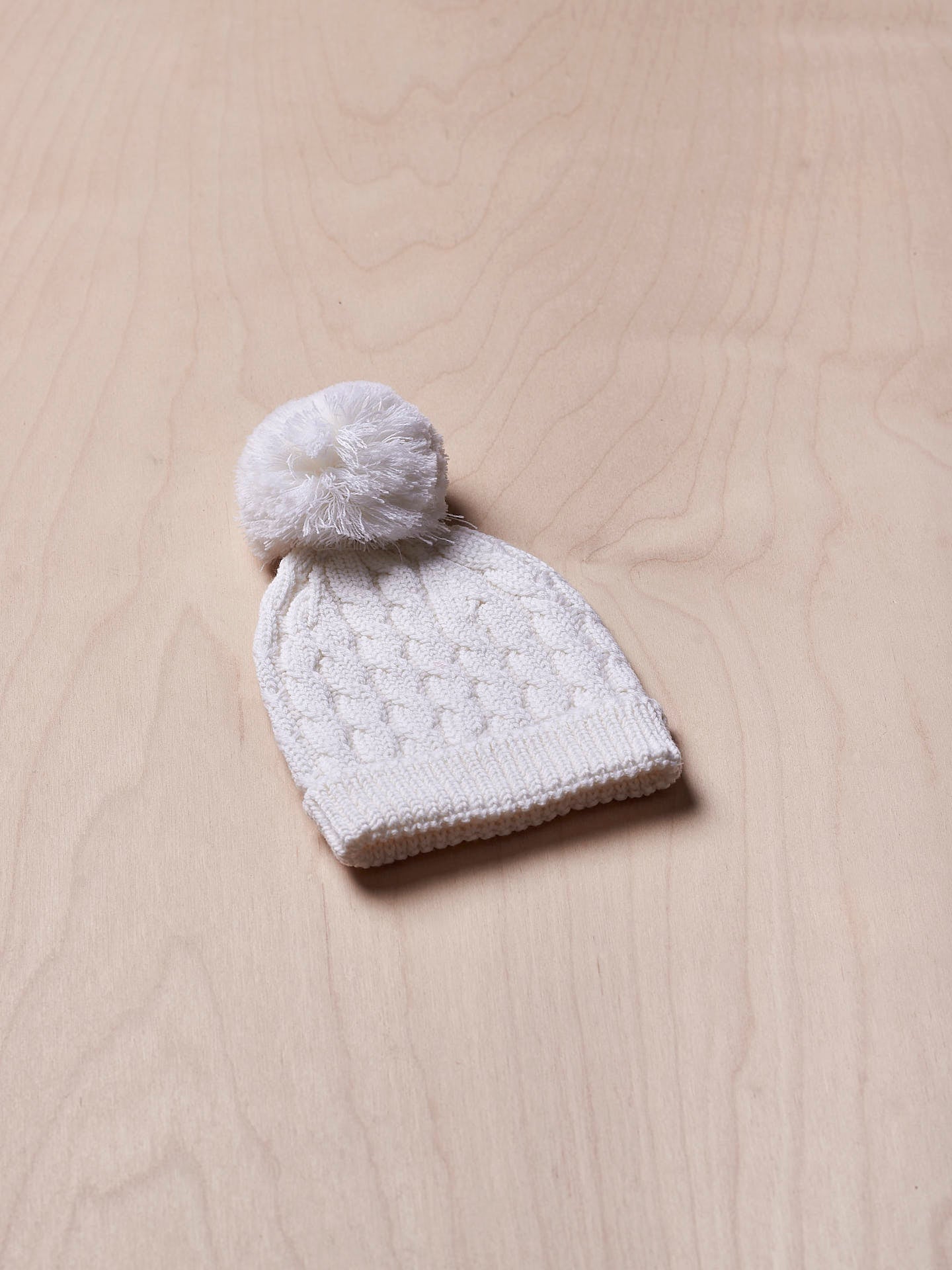 Gorro com pompom tricotado em lã - Pérola