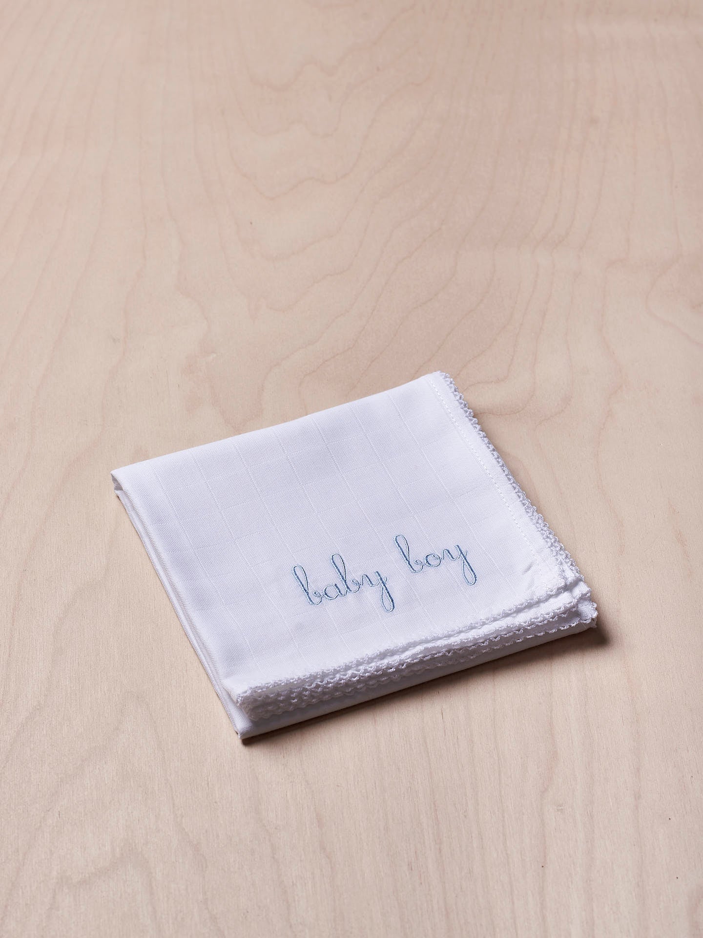 Fralda de pano bordada com as palavras "baby boy" - Azul Bebé