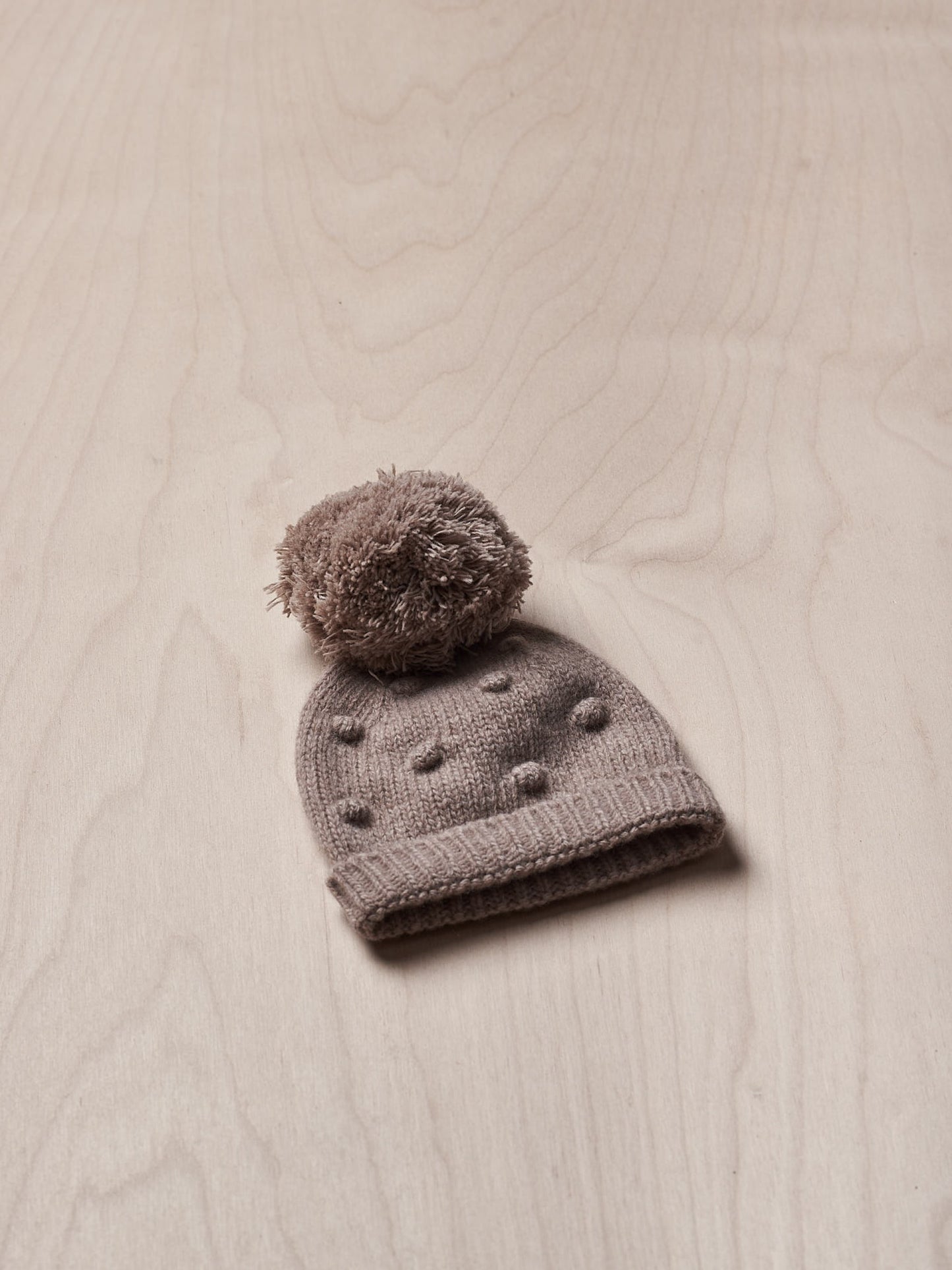 Gorro com pompom tricotado em lã - Castanho