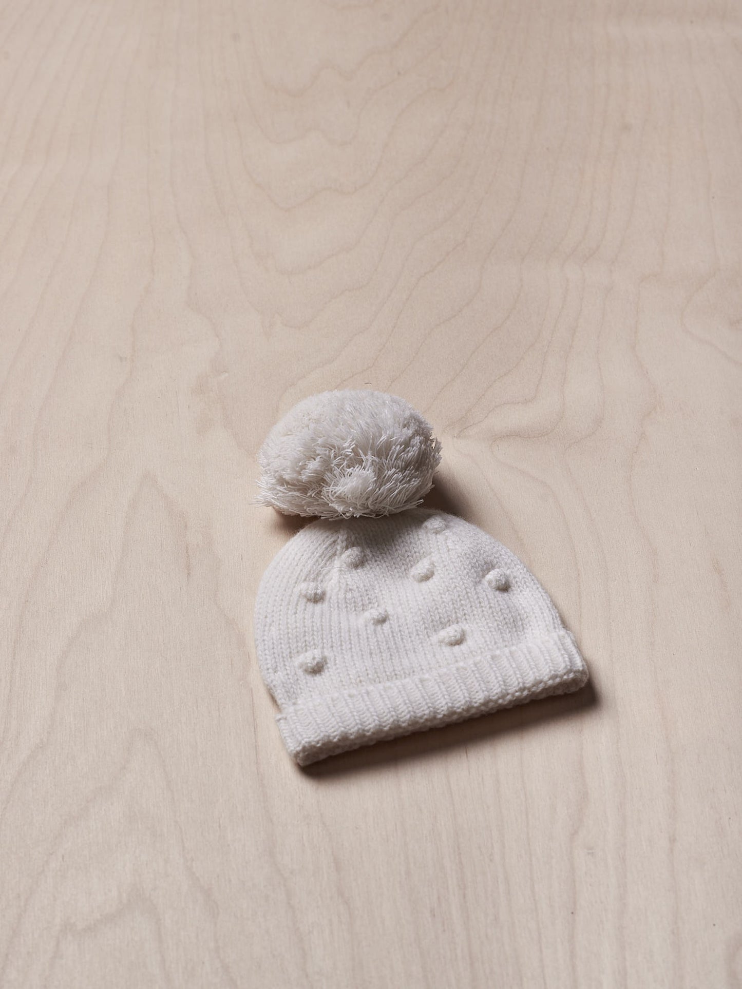 Gorro com pompom tricotado em lã - Pérola