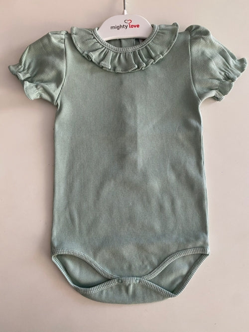 Mighty Love - Body com Gola de Folho em Algodão Canelado Ribe Verde