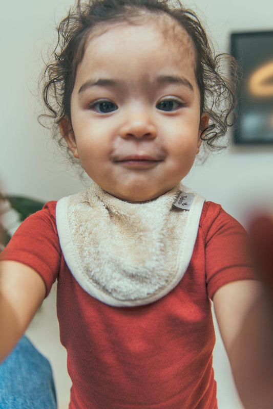 Bandana de Fibra de Bambu Orgânica - Branca - Loja Papás & Bebés