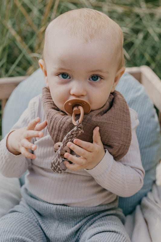 Prende-Chupetas Bibs - Dark Oak/Vanilla - Loja Papás & Bebés