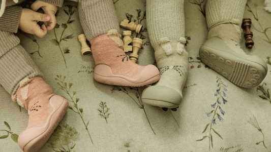 Primeiros Passos: Descalço, Attipas ou Calçado Barefoot?