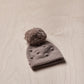 Gorro com pompom tricotado em lã - Castanho