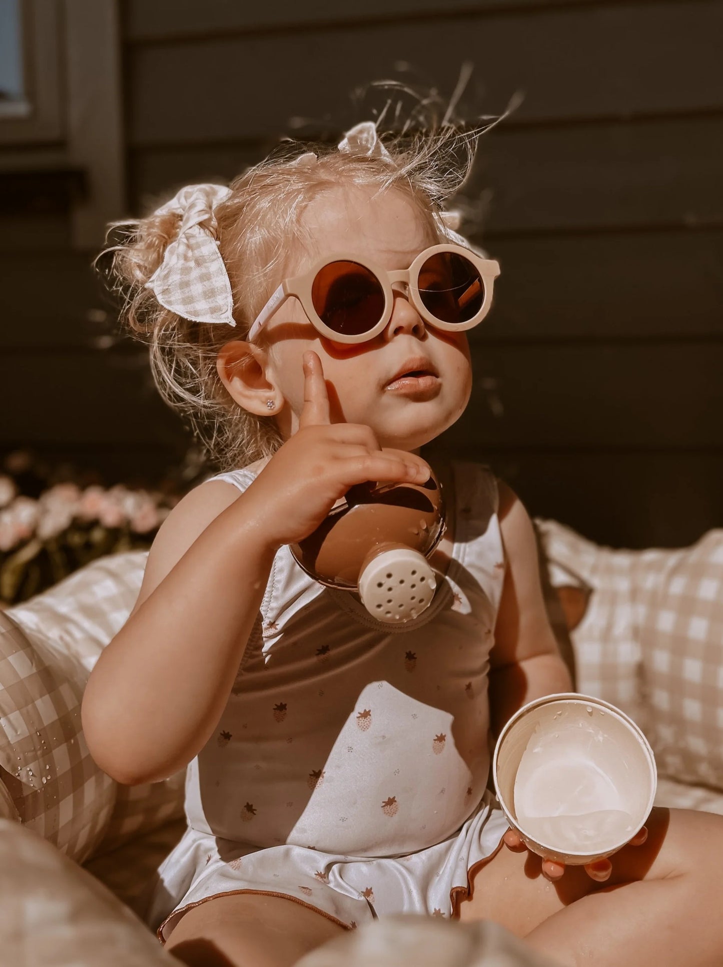 Óculos de Sol Infantis Bay Sunnies Strawberries Mood UV400 | Mrs Ertha
