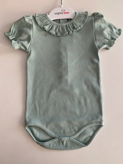 Mighty Love - Body com Gola de Folho em Algodão Canelado Ribe Verde