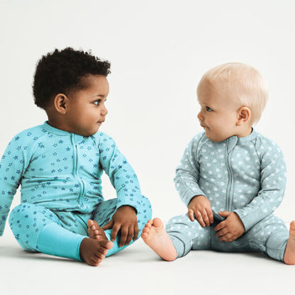 Pijama de bebé estampado bolinhas brancas